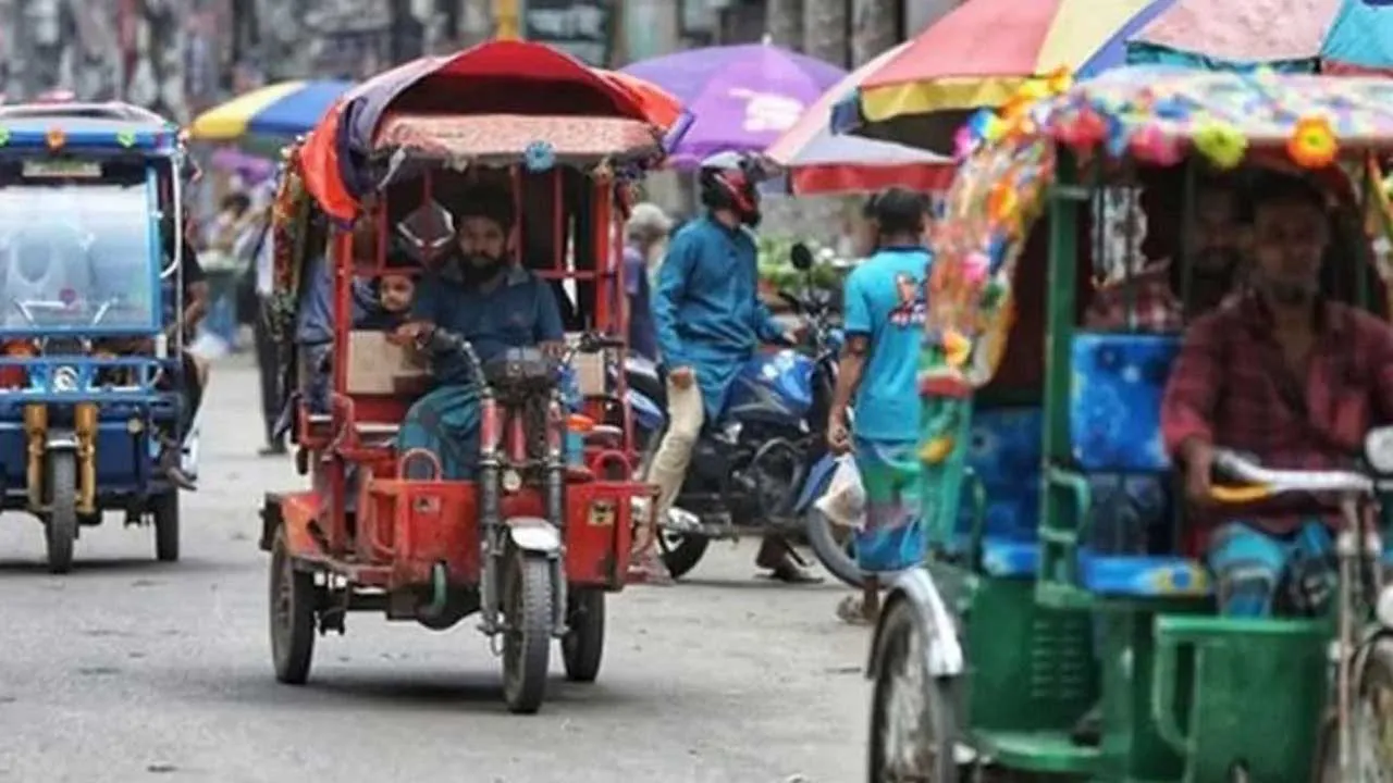 সৌরবিদ্যুৎ ছাড়া অটোরিকশা চার্জ দিলে জরিমানার বিধান হচ্ছে, বাতিল হবে নিবন্ধন