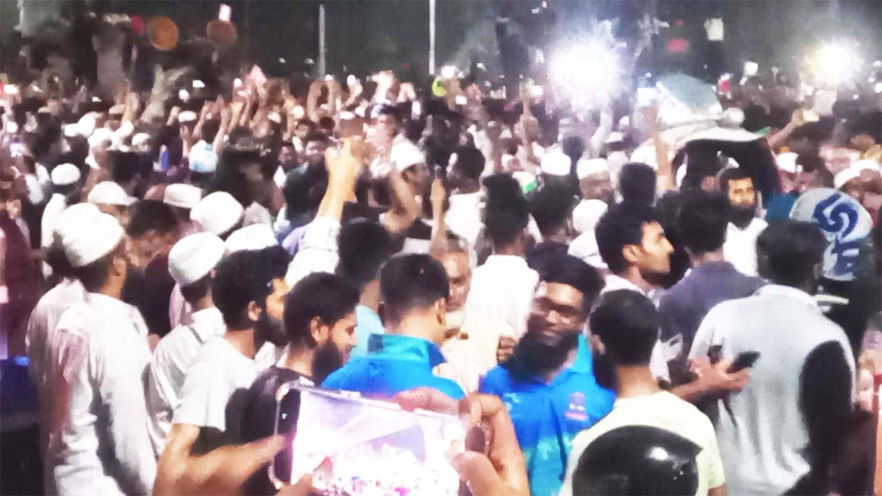 আওয়ামী লীগ নিষিদ্ধে বাঁধ ভাঙ্গা উল্লাস