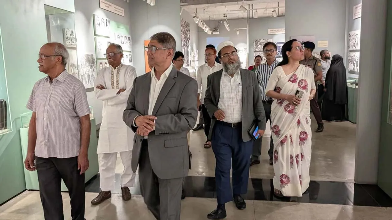 মুক্তিযুদ্ধ জাদুঘর পরিদর্শন করলেন মন্ত্রী আহমেদ আযম খান