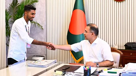 রক্তমাখা পতাকা নিয়ে প্রধানমন্ত্রীর সামনে শেখ আজিজুর