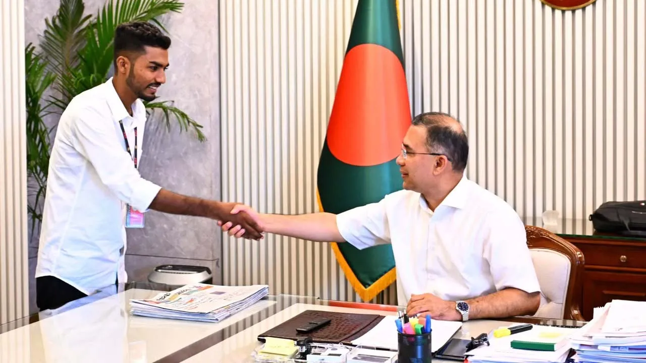 রক্তমাখা পতাকা নিয়ে প্রধানমন্ত্রীর সামনে শেখ আজিজুর
