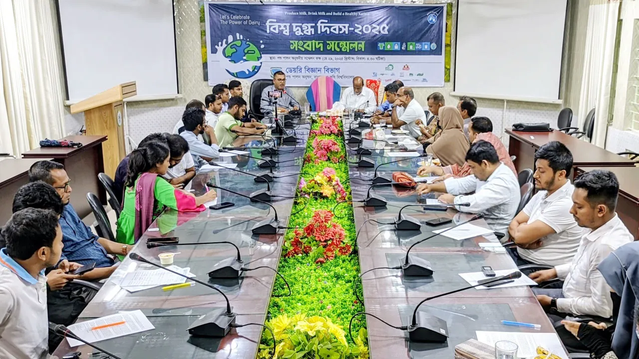 প্রতি বছর দেশে প্রায় ৪ হাজার কোটি টাকার দুধ ও দুগ্ধজাত পণ্য আমদানি হয়