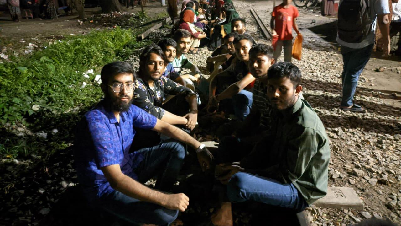সচিবের সাথে আলোচনায় সমাধান না আসায় বাকৃবিতে রেলপথ অবরোধ