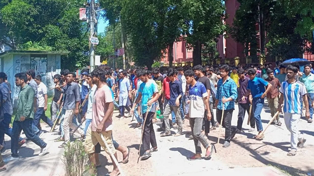 বাকৃবি শিক্ষার্থীরা হল ছাড়াতে নারাজ, প্রতিবাদে বিক্ষোভ