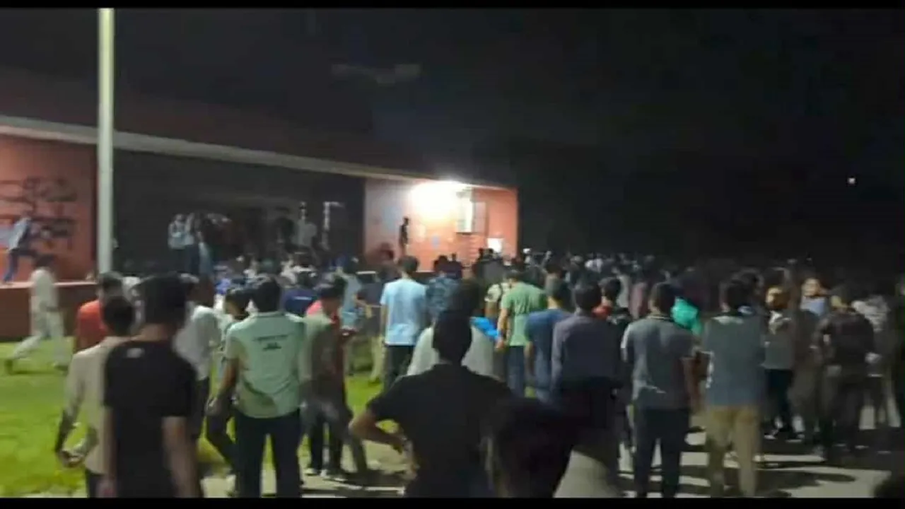 বাকৃবিতে আন্দোলনরত শিক্ষার্থীদের ওপর বহিরাগতদের হামলা
