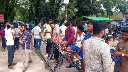 ৬ দফা দাবিতে আবা‌রো রেললাইন অবরোধ বাকৃবি শিক্ষার্থীদের