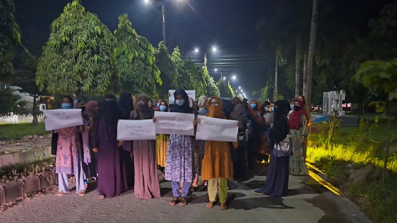 হেলথ কেয়ারে ভোগান্তি, খালেদা জিয়া হলে সিট চেয়ে বিক্ষোভ বাকৃবি ছাত্রীদের