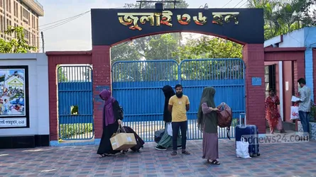 বাকৃবিতে থমথমে পরিস্থিতি, হল ছাড়ছেন শিক্ষার্থীরা