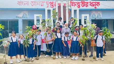 বাকৃবি হোপস অব হিউম্যানিটি সেন্টারের ১০০০ আম গাছের চারা বিতরণ