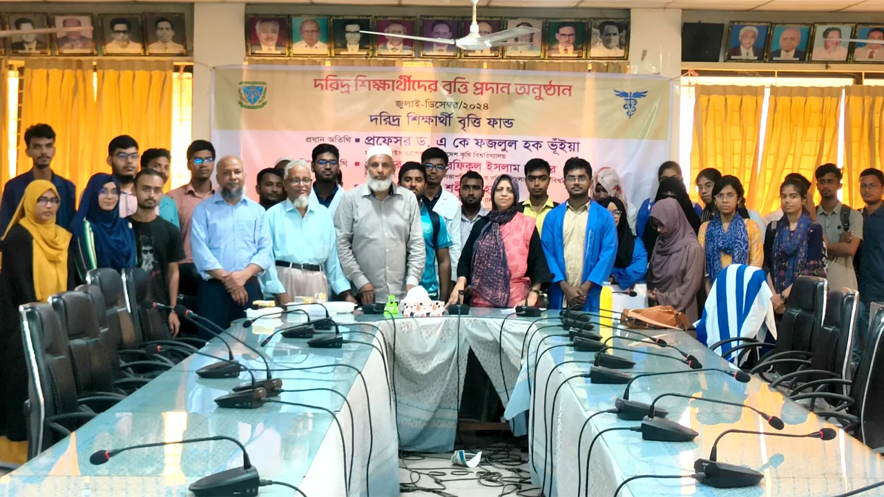 বাকৃবিতে ভেটেরিনারি অনুষদের ৩৩ দরিদ্র শিক্ষার্থীকে বৃত্তি প্রদান