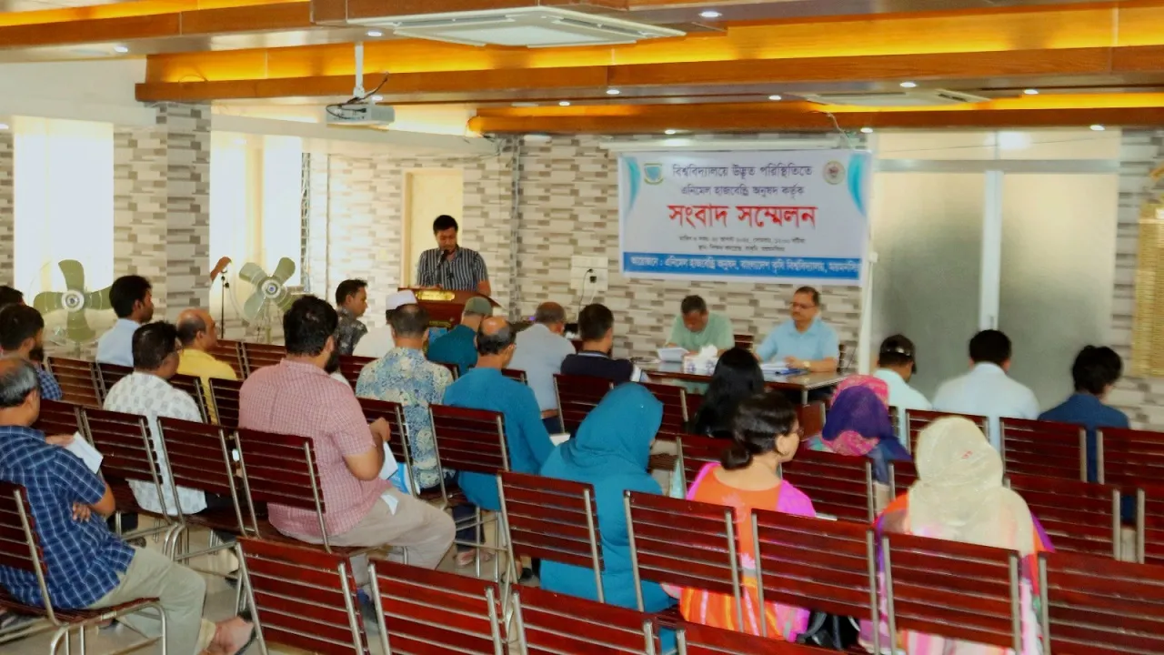 বাকৃবির শিক্ষার্থীরা চায় কম্বাইন্ড ডিগ্রি, শিক্ষকরা বলছে আত্মঘাতী দাবি