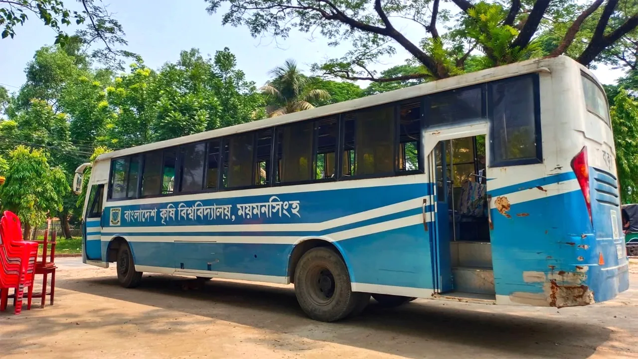 বাকৃবিতে বাস সেবায় শিক্ষার্থীদের ভোগান্তি