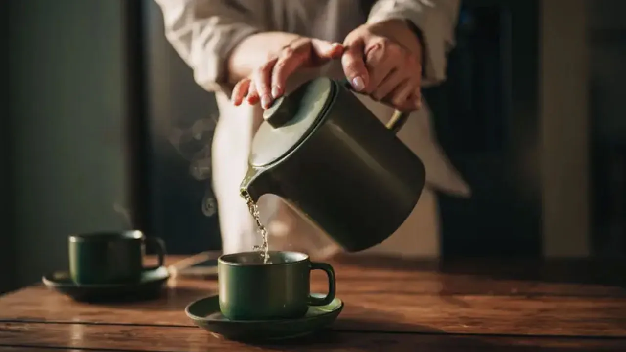 সকালে গরম পানি খাওয়া কি সত্যিই শরীরের জন্য ভালো?