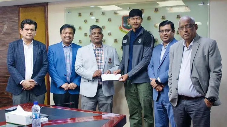 যুব বিশ্বকাপজয়ী পেসারকে বিসিবির ৫ লাখ টাকা সহায়তা