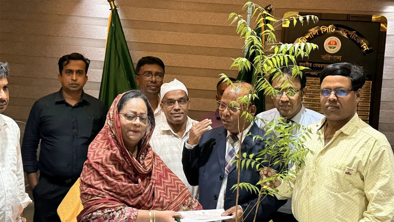 বরিশাল সিটি প্রশাসকের কাছে ৫ হাজার গাছের চারা হস্তান্তর