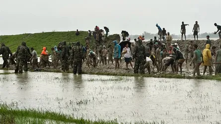 ভেঙে যাওয়া বেড়িবাঁধ জরুরি মেরামত, প্রশাংসায় ভাসছে সেনাবাহিনী