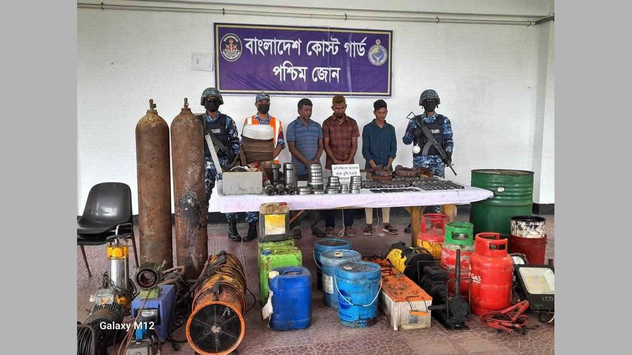 মোংলায় বাণিজ্যিক জাহাজের লুট হওয়া মালামাল উদ্ধার, আটক ৩