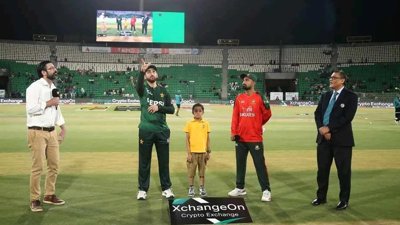 টসে হার বাংলাদেশের, অভিষেক খালেদের