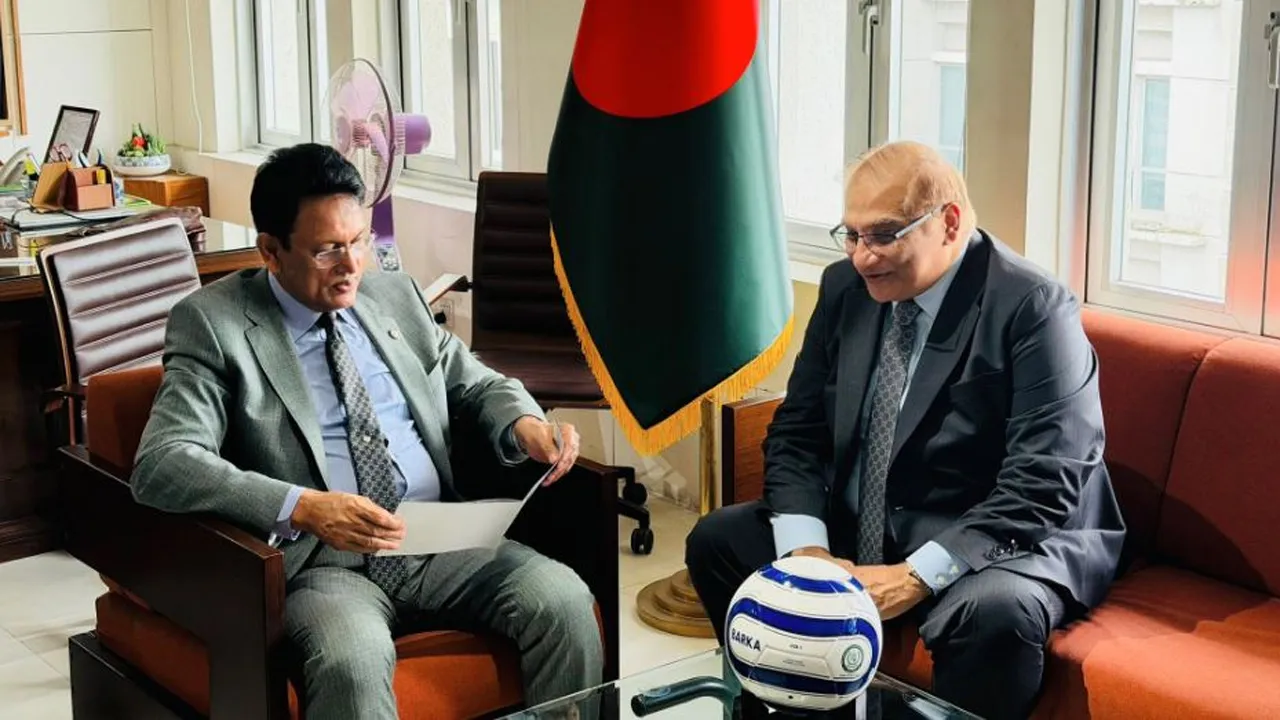 শিক্ষামন্ত্রীর সাথে পাকিস্তান হাইকমিশনারের সৌজন্য সাক্ষাৎ