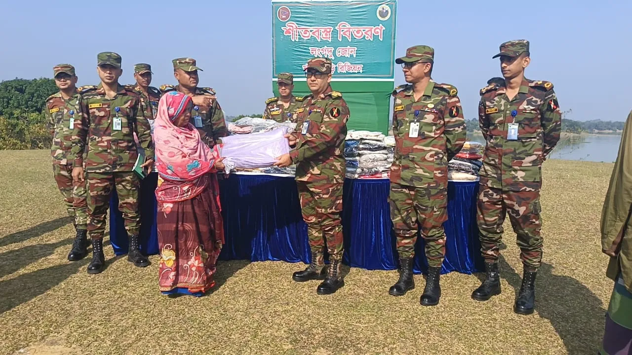 লংগদুতে সেনাবাহিনীর শীতবস্ত্র বিতরণ