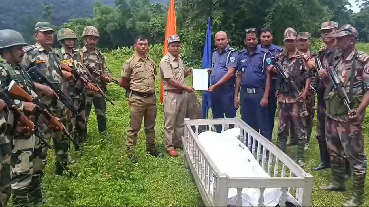 ভারতে গাছে ঝুলে থাকা বাংলাদেশী যুবকের লাশ ফেরত দিয়েছে বিএসএফ