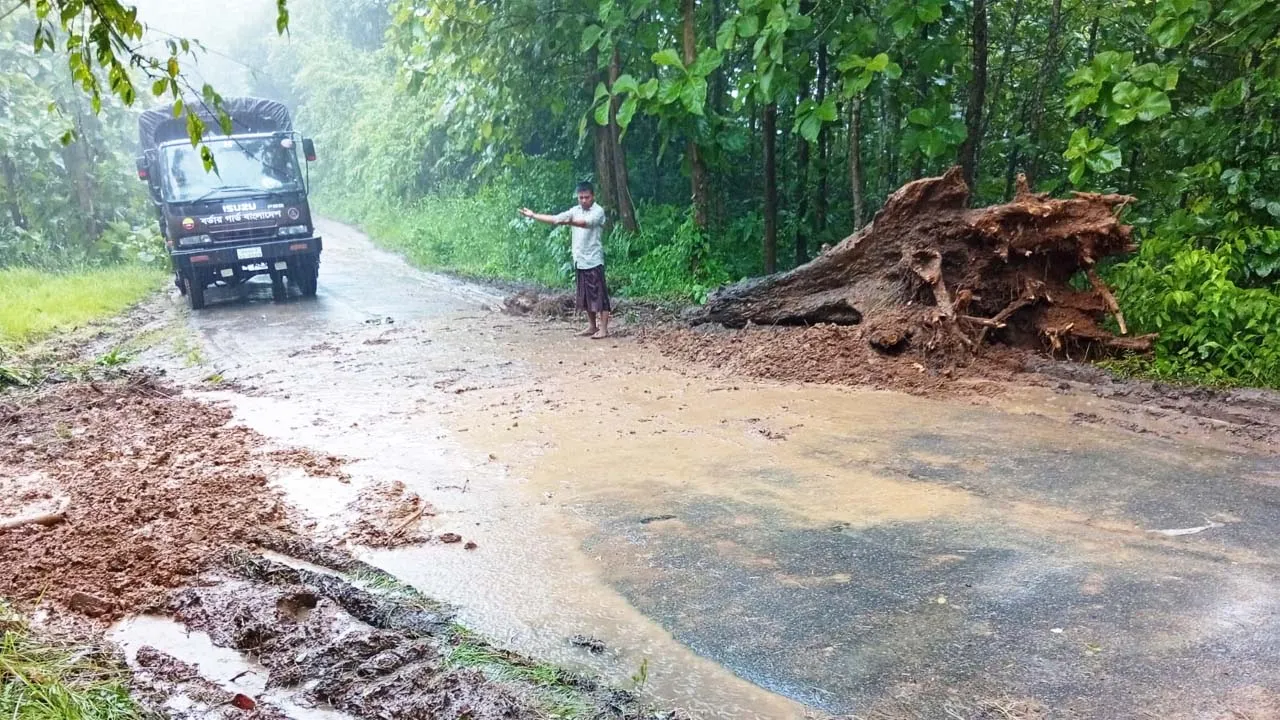 বান্দরবানে বন্যা ও ভূমিধসে ক্ষতিগ্রস্ত যোগাযোগ ব্যবস্থা পুনরুদ্ধারে কাজ করছে বিজিবি