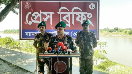 অবৈধভাবে বালু উত্তোলনের কারণে সীমান্ত পিলার ক্ষতিগ্রস্ত হচ্ছে