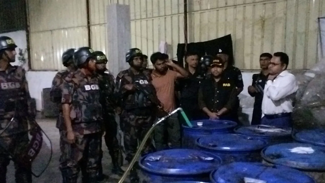 রূপগঞ্জে বিজিবি-র‌্যাবের যৌথ অভিযানে ২০০০ লিটার সয়াবিন তেলের সন্ধান
