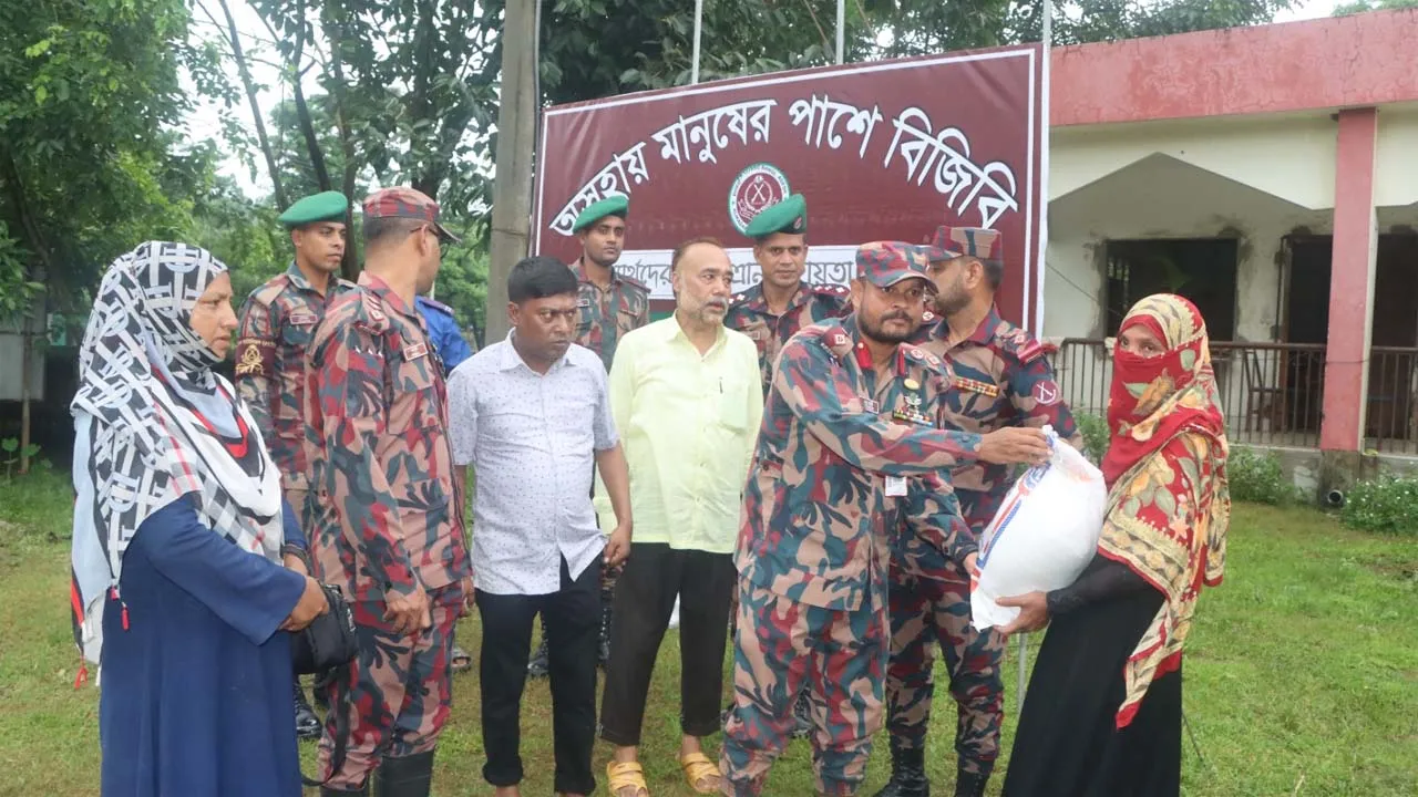 বন্যাদুর্গতদের পাশে বিজিবি : আলীকদমে ৮০ পরিবারের মাঝে ত্রাণ বিতরণ