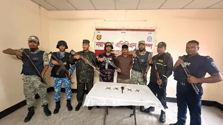 টেকনাফের রোহিঙ্গা ক্যাম্পে অস্ত্র ও মাদকসহ আটক ৯