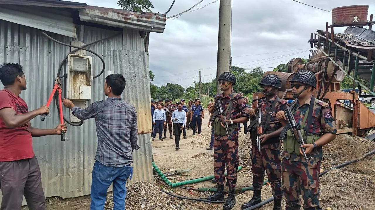 পাথর-বালু উত্তোলন বন্ধ ও স্টোন ক্রাশার মেশিনের বিরুদ্ধে বিজিবি’র টাস্কফোর্স অভিযান