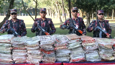 লালমনিরহাটে ২৮ লাখ টাকার ভারতীয় শাড়ি জব্দ