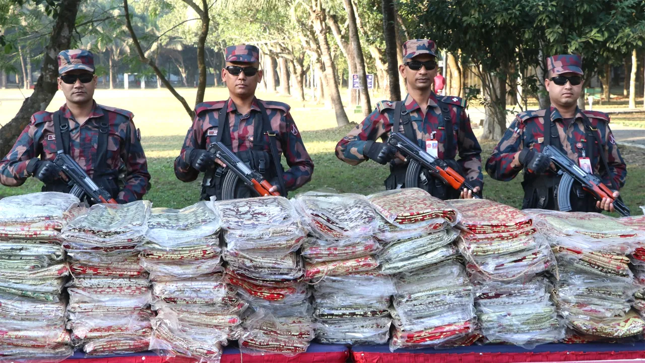 লালমনিরহাটে ২৮ লাখ টাকার ভারতীয় শাড়ি জব্দ