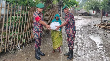 চুয়াডাঙ্গায় প্রবল বর্ষণে ক্ষতিগ্রস্তদের মাঝে বিজিবির খাদ্যসামগ্রী বিতরণ