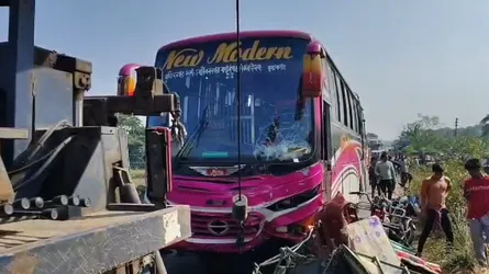 বাসচাপায় মা-মেয়ে ও নাতিসহ নিহত ৪