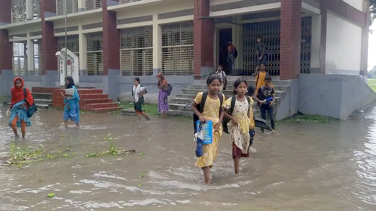 ভূরুঙ্গামারীতে কালভার্টের মুখ বন্ধ করায় জলাবদ্ধতা, দুর্ভোগে কয়েক হাজার মানুষ