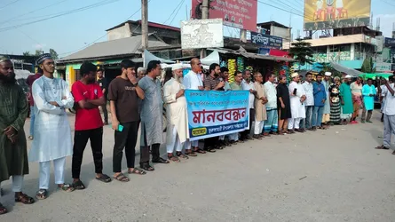 ভূরুঙ্গামারী থেকে রংপুর সরাসরি বাস চালু রাখার দাবিতে মানববন্ধন