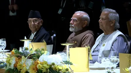 ড. ইউনূস ও মোদির পাশাপাশি বসা ছবি ভাইরাল