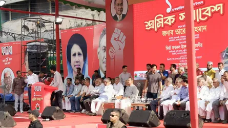 নয়াপল্টনের শ্রমিক সমাবেশের মঞ্চে প্রধানমন্ত্রী তারেক রহমান