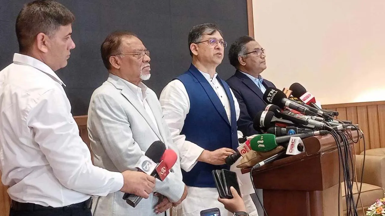 ৭১ ও ২৪ এক কাতারে আনা সমুচিত নয়