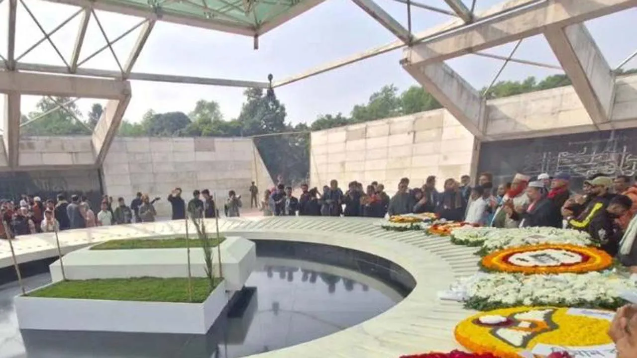 জিয়াউর রহমান ও খালেদা জিয়ার কবর জিয়ারত করলেন মির্জা ফখরুল