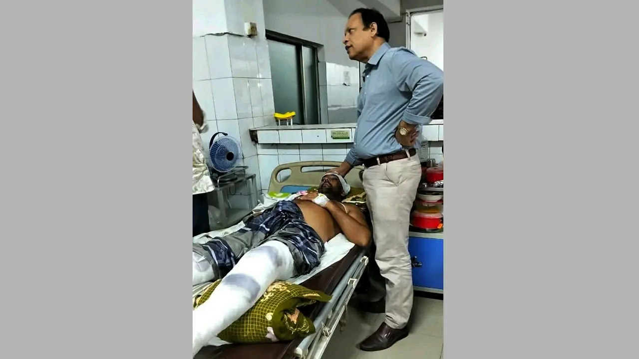 গুরুতর আহত ছাত্রদল নেতা হাসানের শয্যাপাশে বিএনপি নেতা মানিক