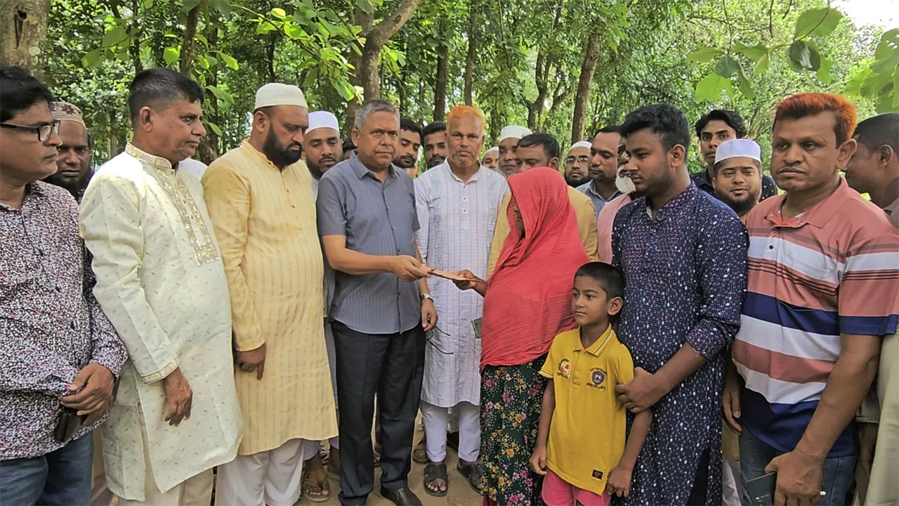 গাজীপুরে ডাকাতের হামলায় নিহত চালকের পরিবারকে বিএনপির আর্থিক সহায়তা