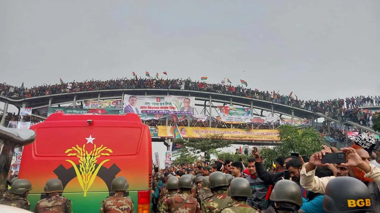 ‘সবার আগে বাংলাদেশ’ লেখা লাল-সবুজ বাসে সংবর্ধনা মঞ্চে যাচ্ছেন তারেক রহমান