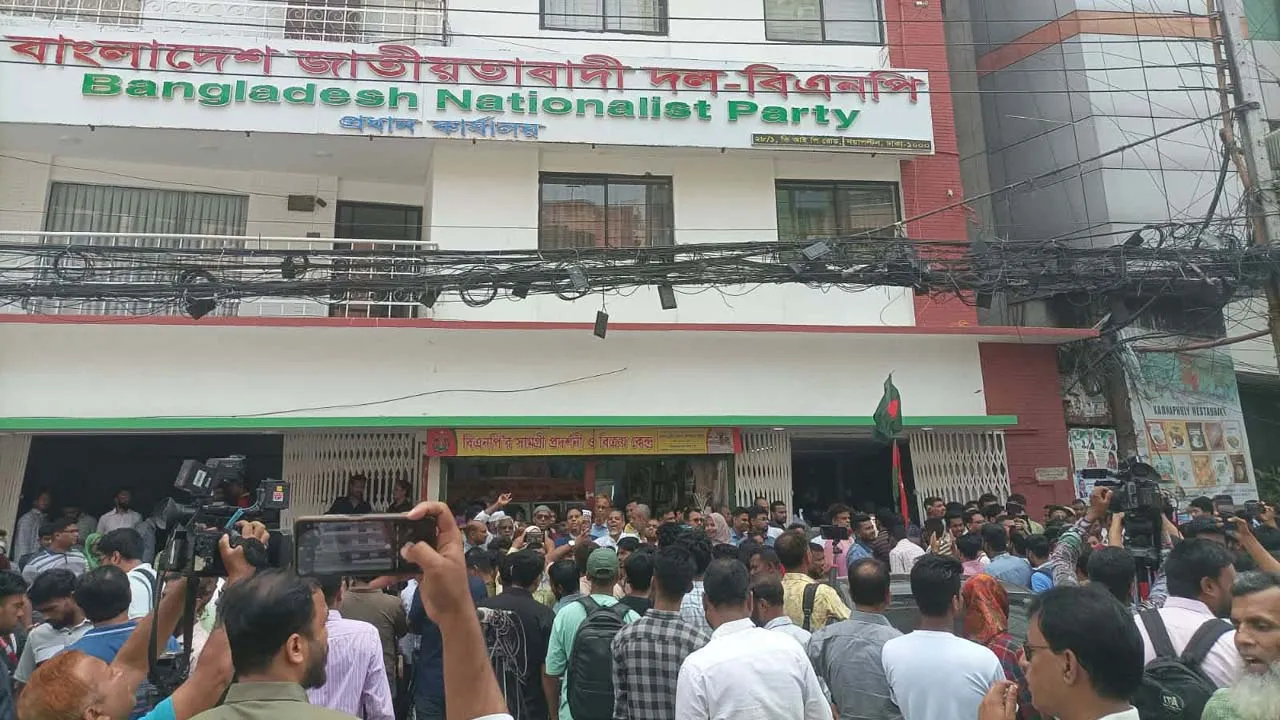 সংরক্ষিত নারী আসনের মনোনয়ন ফরম সংগ্রহের শেষ দিন, বিএনপি কার্যালয়ে উপচে পড়া ভিড়