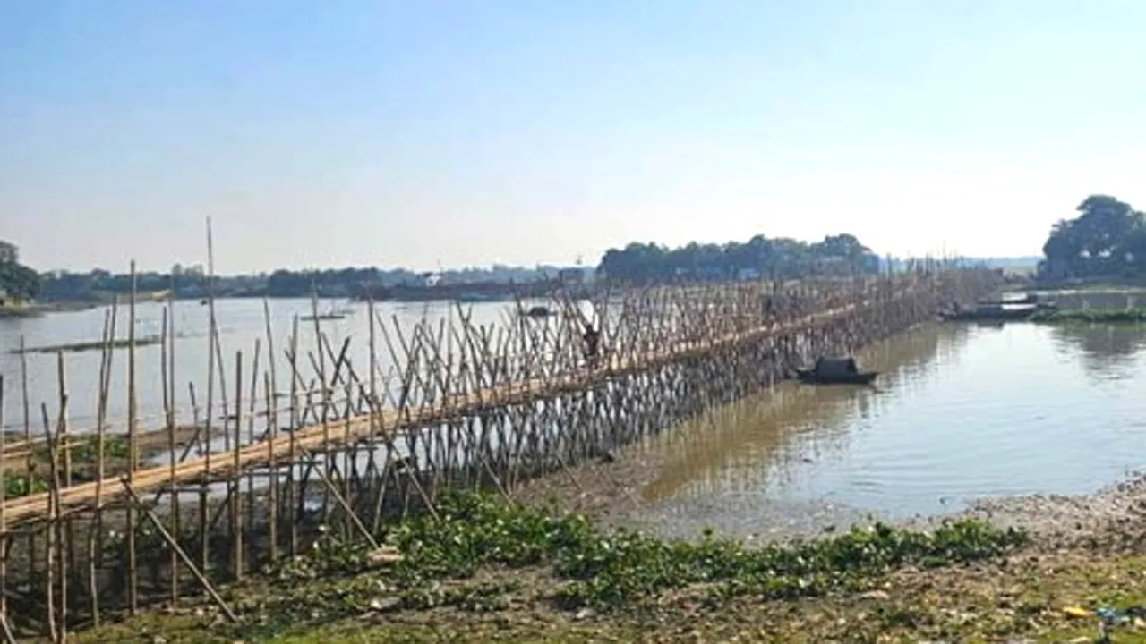 সরাইলে ১৫ গ্রামের মানুষজনের একমাত্র ভরসা ৭০০ ফুট লম্বা বাঁশের সাঁকো