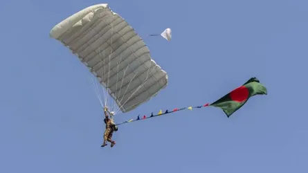 সশস্ত্র বাহিনীর মনোজ্ঞ ফ্লাই পাস্ট, প্যারাজাম্প ও বিশেষ অ্যারোবেটিক প্রদর্শনী