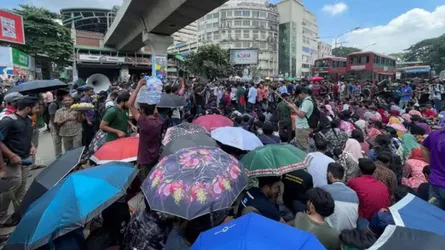 শাহবাগে ৩ দফা দাবিতে প্রকৌশল শিক্ষার্থীদের অবস্থান