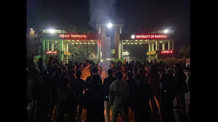 হাদির মৃত্যুতে প্রতিবাদে উত্তাল বরিশাল বিশ্ববিদ্যালয়, মহাসড়ক অবরোধ