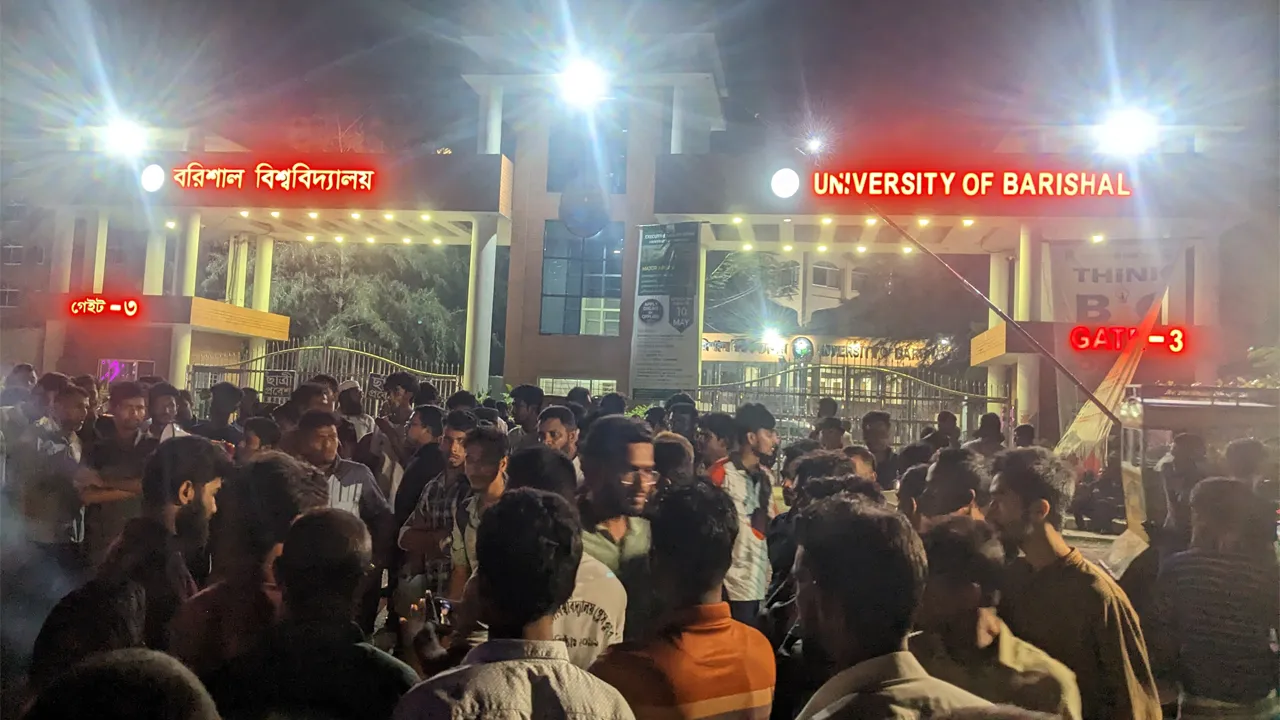 ভিসির মামলার প্রতিবাদে উত্তাল বরিশাল বিশ্ববিদ্যালয়, মহাসড়ক অবরোধ
